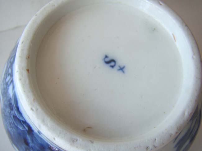 An 18th century English blue and white Teapot by Caughley in the Chinese 'Willow' pattern circa 1775 — image 3